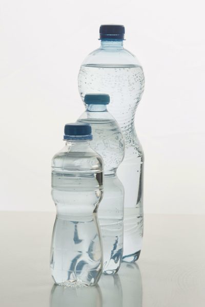 vue-face-differentes-tailles-bouteilles-remplies-eau